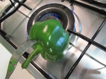 step1: 甜椒插叉子用直火烤至焦黑,待涼去黑黑的皮擦乾淨,去蒂囊切大塊備用.