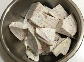 step1: 將芋頭切塊，用電鍋蒸熟。電鍋跳起時，可以再續悶10分鐘左右。