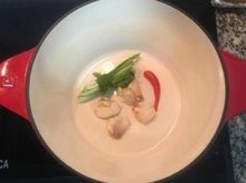 step4: 鑄鐵鍋放入蔥、略拍過的蒜、去蒂頭的辣椒；