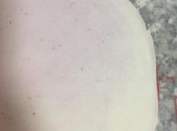 step21: 滾擀到麵皮的薄度約看的到底下矽膠墊的圖案就可以了；