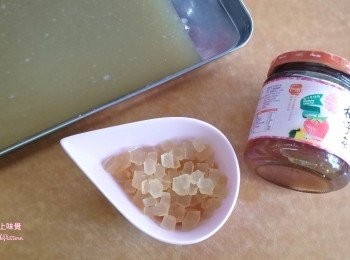 step9: 再將<span class="group_2">草莓柚子果凍</span>粒放入。