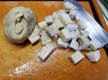 step2: 再將麵筋沖水待凍後切粒狀