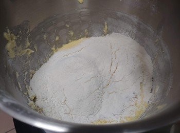 step6: 加入已篩好的麵粉和發粉, 慢速攪拌至充分混合