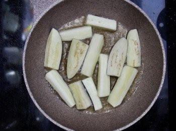 step6: 煎鍋中下油，多一點也沒關係，之後逐條茄子皮向下的下鍋，先煎至見到油光，再翻面煎至微焦，夾起備用(也可以煎完皮後直接夾起備用)