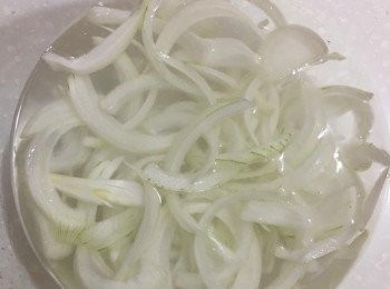 step3: 將洋蔥順紋切開，將切好的洋蔥放入冷水中，將其順開，挑出沒那麼新鮮的碎塊。