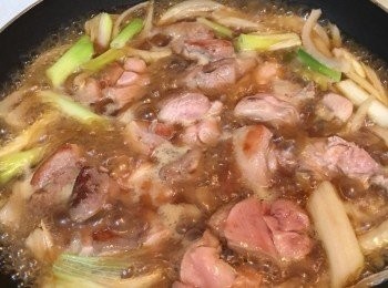 step5: 接著加入醬油、味霖等調料（可撒些酒提味）放入略煎的雞肉以及蔥段（綠色部分盡量避免，煮太久會發黃老掉，用蔥白的部分為佳）持續煮至雞肉全熟。