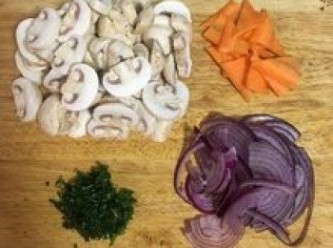 step5: 烤花椰菜時將紫洋蔥切薄片；蘑菇切略帶厚度的片狀；紅蘿蔔切片；巴西里葉洗淨瀝乾後切碎。