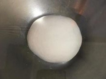 step4: 再揉到表面光滑後，放入容器中用保鮮膜蓋起來，靜置90分鐘。