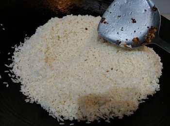 step6: 唔洗鑊！！！ 直接落糯米, 轉中慢火