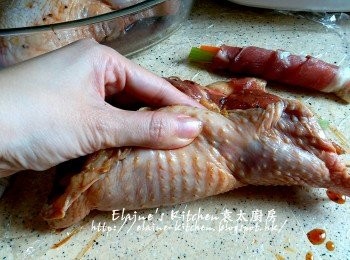 step7: 再放在已醃好的<a href="https://bit.ly/2ZxapeY" target="_blank" data-keyword="雞扒" class="guide-link"><strong>雞扒</strong></a> <span style="display:inline-block;vertical-align:middle;margin-top:-3px;color:initial;border-radius:3px;padding:2px 3px;font-size:12px;line-height:14px;background:#87d300;color:#fff;">即買</span> 肉的下方位置 , 卷起後用料理棉繩紮實靜待1小時
