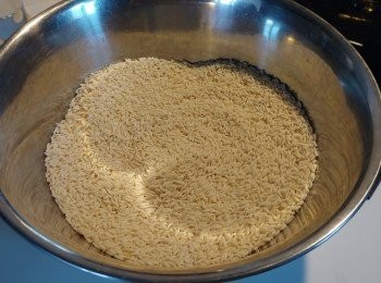 step1: 糯米浸4個鍾，唔好好似洗米咁洗, 唔好捽, 淨用攪拌法... 隔走d水