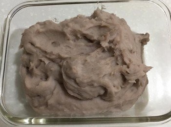 step3: 取芋頭重約1/4的動物鮮奶油，分次拌入芋頭中（ex.芋頭400g 鮮奶油100cc)因為每個人喜歡的稠度不同、芋頭種類與吸水性也有落差，所以分次加入有助於調整，拌完後就是芋頭內餡，已經可以享用！