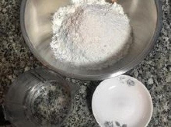 step1: 先將材料量秤好，溫水就是一般飲水機的溫水熱度；每種品牌麵粉吸水力不同所以倒水時可以先保留10g做調整。