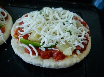 step3: 在上面灑上芝士碎，放入已預熱200度C焗爐，焗約10分鐘或至芝士溶化