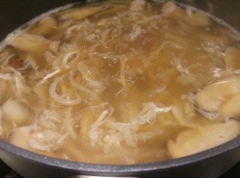 step5: 老抽慢慢加入碗仔翅內，碗仔翅顏色深淺隨自己喜歡。