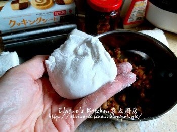 step12: 將適量餡料放在麵皮上包成粉果形