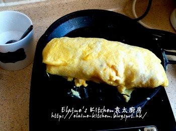 step11: 卷好後 , 推至煎pan邊邊位置 , 直至蛋液用完 , 切件即可