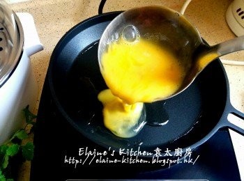 step4: 將適量蛋液放入美的早餐機的煎pan內 , 按<煎蛋 / 煙肉>功能