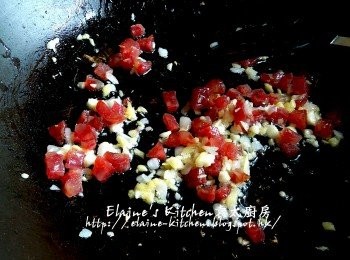 step3: 鑊中爆香蒜粒 , 乾蔥粒及薑粒 , 加入臘腸粒拌炒數分鐘至有香味