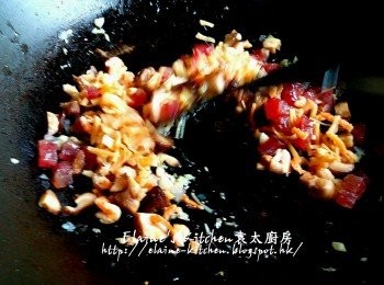 step4: 逐一加入冬菇粒 , 蝦米 , 瑤柱絲 , 贊少許酒拌勻炒至材料熟透