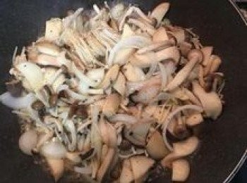 step7: 炒軟後試吃做最後調整，接著延鍋邊倒入一湯匙米酒或清酒；