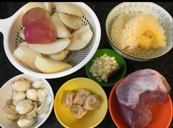step1: 材料。
蘋果、雪梨去芯切件。
南北杏、無花果、鮮百合洗淨。
雪耳浸軟去巠。
