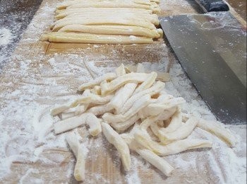 step11: 每條幼條都切開三份，每條麵條都要上粉