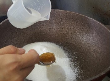 step15: 糖，水，麥芽糖，醋及檸檬汁開小火加熱至溶