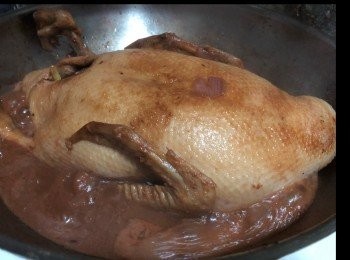 step2: 做法：
油鑊落蔥頭薑片...爆香.....
再落鴨 煎香晒兩邊周圍....
係鑊邊慢慢落點紹興酒....
南乳可用酒/水 壓散晒攪拌...倒落鑊..
適量加水..冰糖 蠔油 8角 老抽 ..炆.....
炆約45-60min ...睇鴨大小而定...
中途要轉下隻鴨反下佢.........炆到差不多...
可落芋頭落去一起炆.....炆到芋頭淋晒😋😋
自行試味....調味.....

炆好晒....
鴨原隻夾起來..放涼一點可斬鴨...
準備一大碟....可把芋頭放點在底
再把斬好鴨整齊放上去...淋上