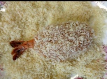 step5: 麵包糠置於一碟上，將已包裹好虎蝦的蝦膠沾滿一層麵包