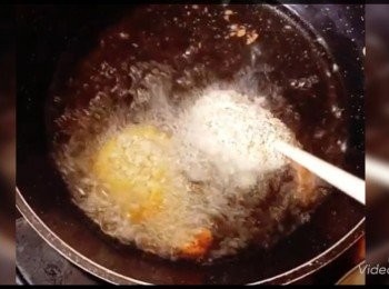 step6: 下油鑊，油熱後，中火輕手落虎蝦，炸的途中要不斷郁動以免痴底。