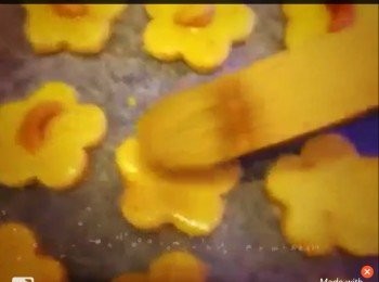 step3: ～放入已預熱的焗爐 160度焗7分鐘 
～取出待涼5分鐘，抹上蛋液加上腰果入爐焗5分鐘
 ～取出再抹上蛋液,入爐焗6分鐘 便成
溫馨提示:各爐溫不同請自行調教