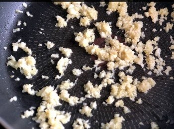 step2: 用油爆香薑粒蒜蓉