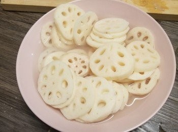 step2: 將蓮藕洗乾淨去皮切片，然後用水浸住， 防止蓮藕片發黑