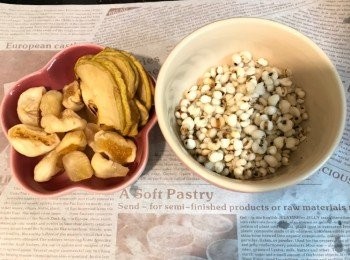 step2: 生、熟薏米洗淨，浸水1小時
雪梨乾及無花果洗淨，無花果一開二