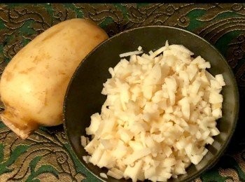 step1: 1小節蓮藕，洗淨去皮後，切碎的。