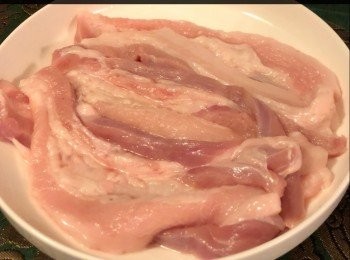 step1: 首先將豬腩肉洗淨備用。