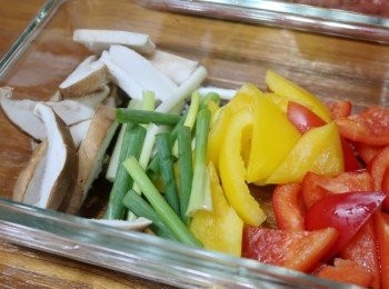 step2: 趁著步驟1醃漬入味同時準備好搭配的蔬菜
(保鮮盒除了醃漬外，做為備料盒使用也好方便)