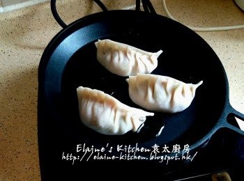 step11: 蒸好餃子後另一邊將幾隻冬菇雞肉餃放入美的早餐機的煎pan內