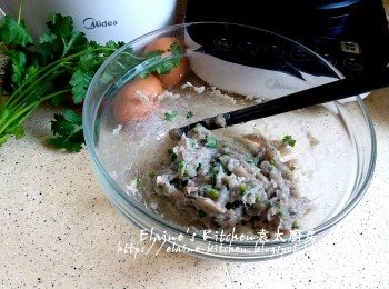 step3: 加入鯪魚肉的大碗內拌勻備用 , 雞蛋拌勻成蛋液