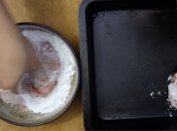 step5: 之後把<a href="https://bit.ly/3zHU5V3" target="_blank" data-keyword="雞中翼" class="guide-link"><strong>雞中翼</strong></a> <span style="display:inline-block;vertical-align:middle;margin-top:-3px;color:initial;border-radius:3px;padding:2px 3px;font-size:12px;line-height:14px;background:#87d300;color:#fff;">即買</span> 逐件拿出來，撲上生粉