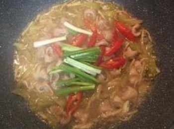 step11: 再放入蔥段；拌勻後即可起鍋。