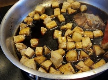 step8: 再加入麵筋用慢火煮至收汁