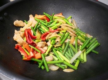 step7: 甜椒片爆炒一會， 試味後便可上碟。