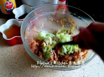 step6: 接<煎蛋 / 煙肉>功能 , 拌勻炒至椰菜軟身 , 加入已醃1小時的雞肉內拌勻