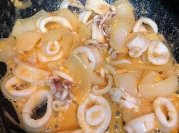 step5: 最後放入咸蛋碎炒至溶化，加入葱段和指天椒兜匀即可。