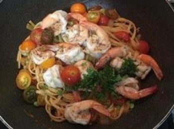 step12: 加入鮮蝦、預留的蕃茄和部份的巴西里葉繼續拌炒到收汁即可。