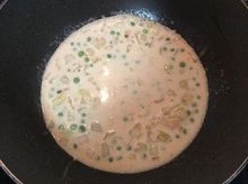 step7: 倒入鮮奶油、白酒，並用鹽、胡椒粉調味，醬汁味道需偏重，這樣下意大利麵去煮時才會夠味；