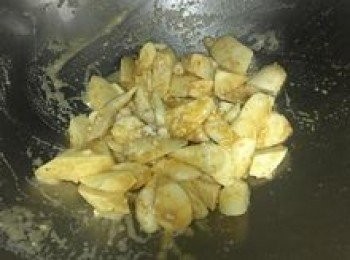 step5: 帶蛋黃泡炮呈金黃色，放入蒜末炒香；接著放入蛋白和皎白筍拌炒均勻；