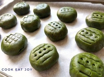 step6: 餡和皮都分成15g 一份。皮包好餡稍微壓扁。180度烤約12分鐘即可。